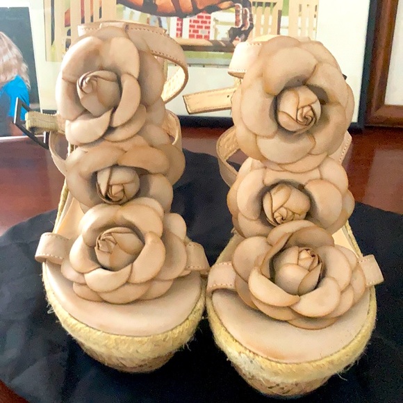 NWOT never worn 4 1/2” flower platform shoes 7 1/2 - Picture 2 of 5